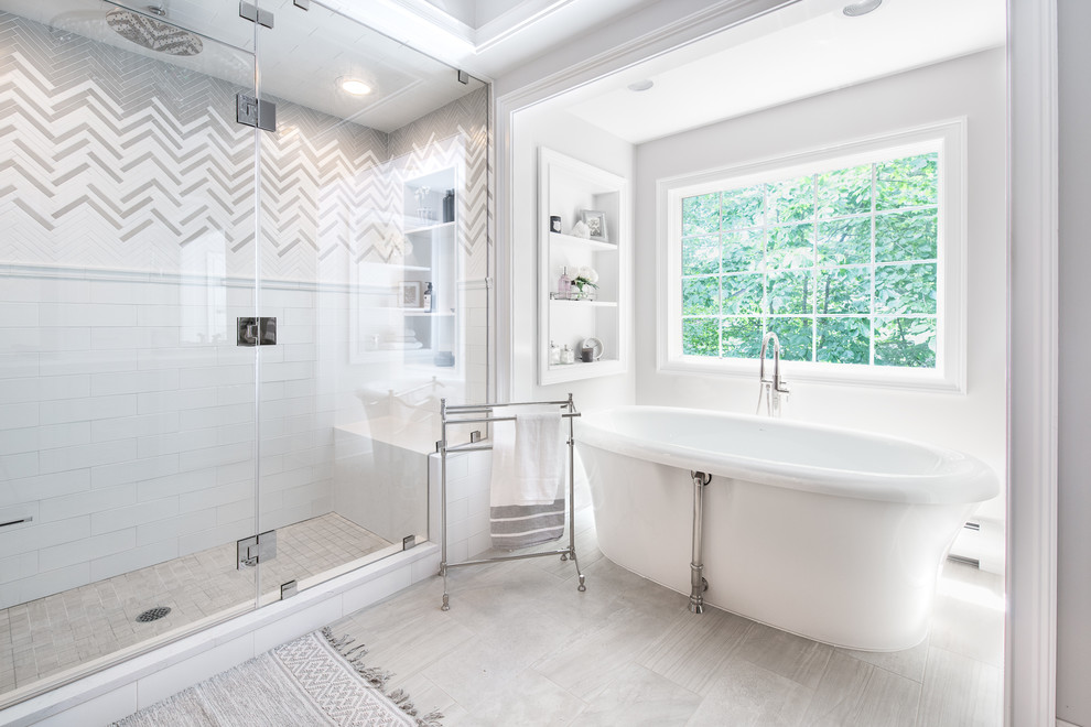 Exempel på ett mellanstort klassiskt vit vitt en-suite badrum, med ett fristående badkar, grå väggar, bänkskiva i kvartsit, en dusch i en alkov, vit kakel, tunnelbanekakel, dusch med gångjärnsdörr och vitt golv