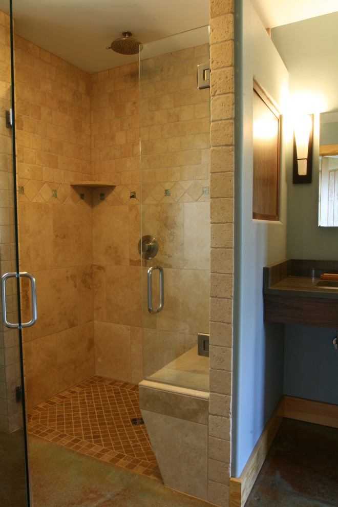 Пример оригинального дизайна: главная ванная комната среднего размера в классическом стиле с угловым душем, полом из сланца, разноцветным полом и душем с распашными дверями