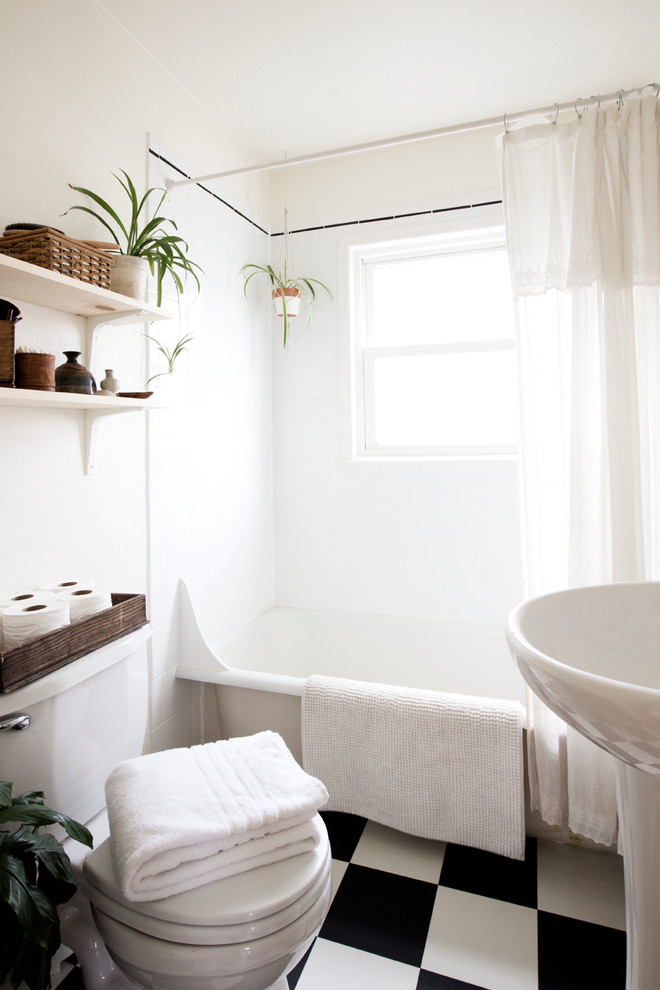 Inspiration för små retro badrum, med ett piedestal handfat, ett badkar med tassar, vita väggar och linoleumgolv