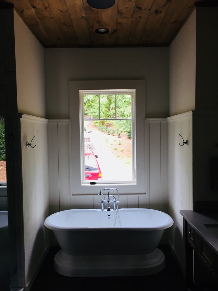 Idéer för ett litet rustikt badrum, med ett fristående badkar, vita väggar, travertin golv och beiget golv