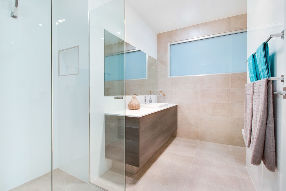 Ispirazione per una grande stanza da bagno padronale minimal con vasca freestanding, WC monopezzo, piastrelle beige, piastrelle in ceramica, pareti beige e pavimento con piastrelle in ceramica