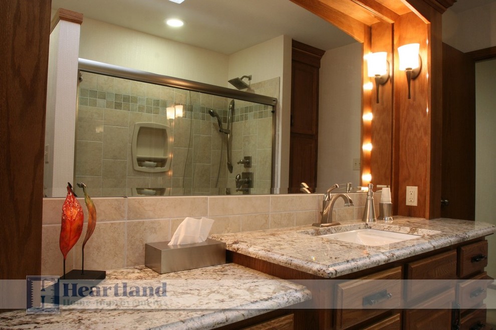 Diseño de cuarto de baño clásico con ducha empotrada, baldosas y/o azulejos beige, paredes beige y ducha con puerta corredera