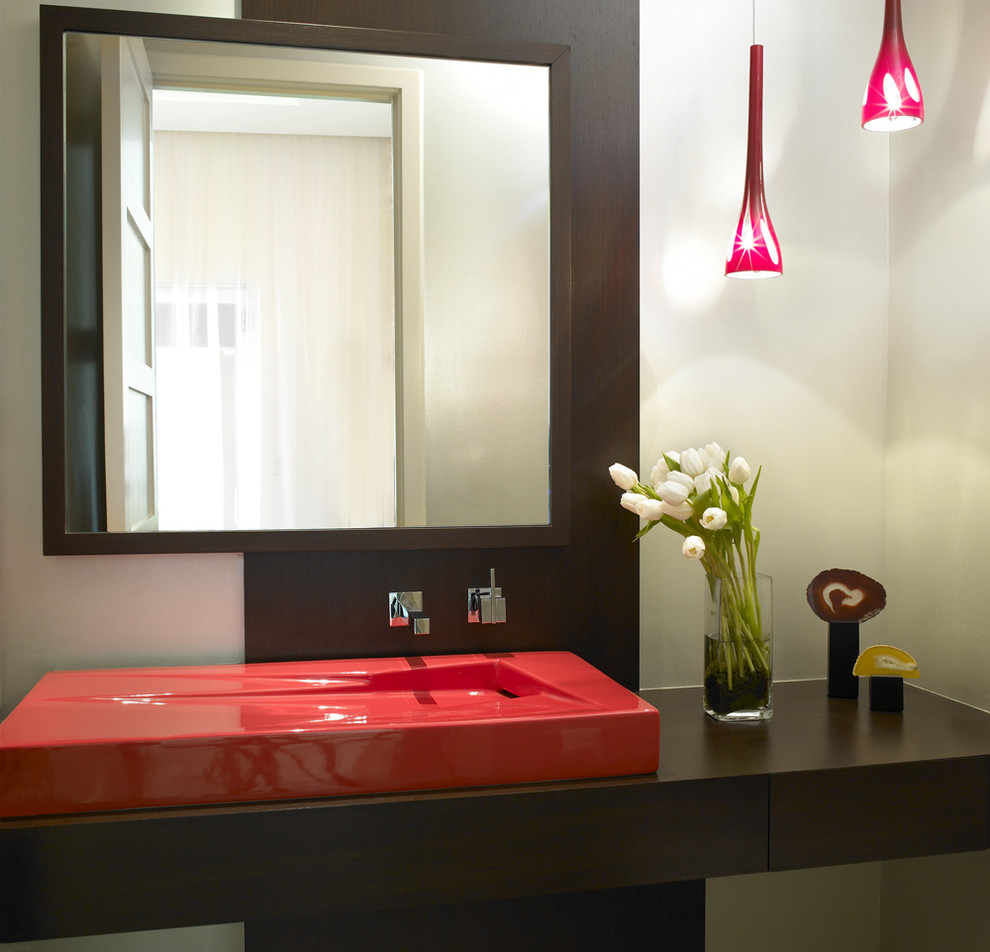 マイアミにある中くらいなコンテンポラリースタイルのおしゃれな浴室 (ベッセル式洗面器、木製洗面台) の写真