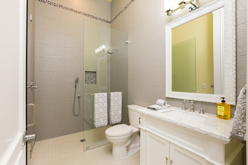 На фото: ванная комната среднего размера в стиле модернизм с фасадами с декоративным кантом, белыми фасадами, раздельным унитазом, белой плиткой, керамической плиткой, желтыми стенами, полом из керамогранита, врезной раковиной, мраморной столешницей, белым полом и белой столешницей