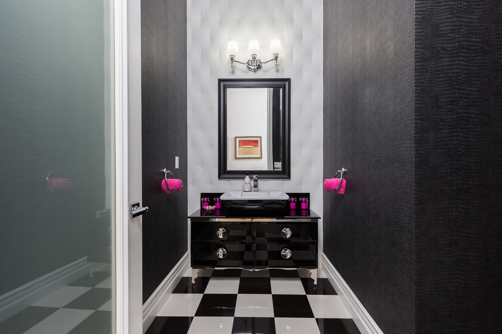 Exemple d'une salle de bain moderne de taille moyenne avec un placard à porte vitrée, des portes de placard noires, WC séparés, des carreaux de céramique, un mur noir, un sol en carrelage de porcelaine, une vasque, un plan de toilette en granite, un sol noir et un plan de toilette noir.