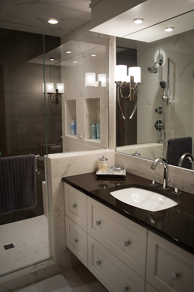 Bild på ett vintage en-suite badrum, med luckor med infälld panel, vita skåp, en hörndusch, en toalettstol med hel cisternkåpa, grå kakel, keramikplattor, grå väggar, marmorgolv, ett undermonterad handfat och bänkskiva i kvarts