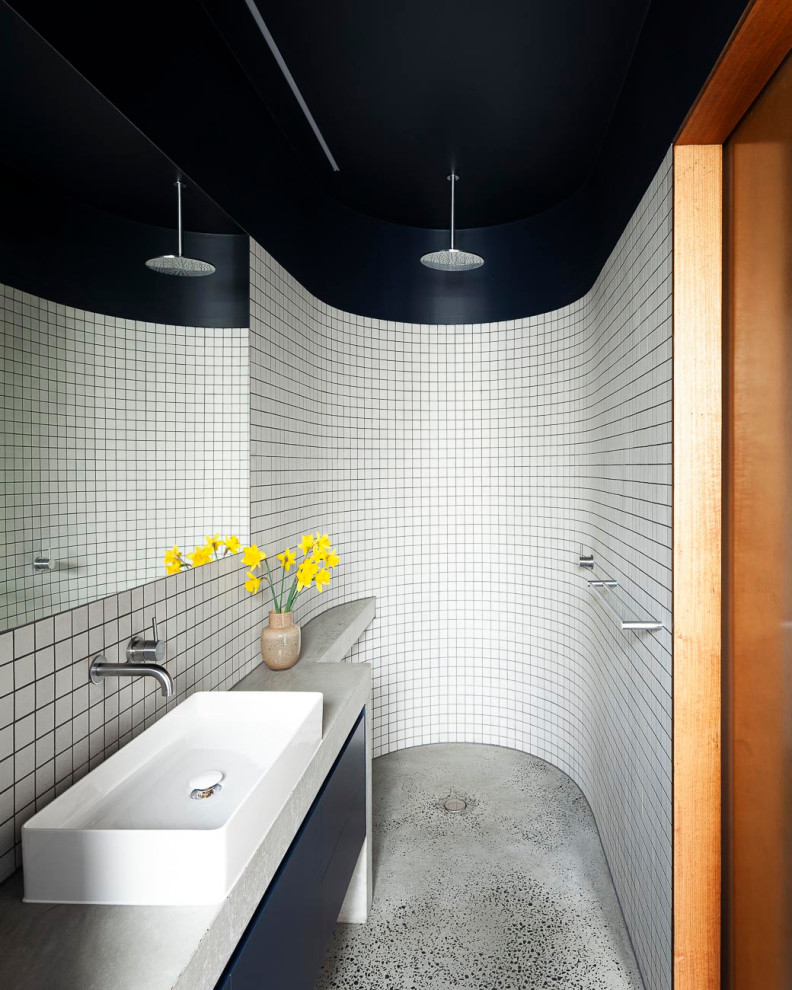 メルボルンにあるインダストリアルスタイルのおしゃれな浴室の写真