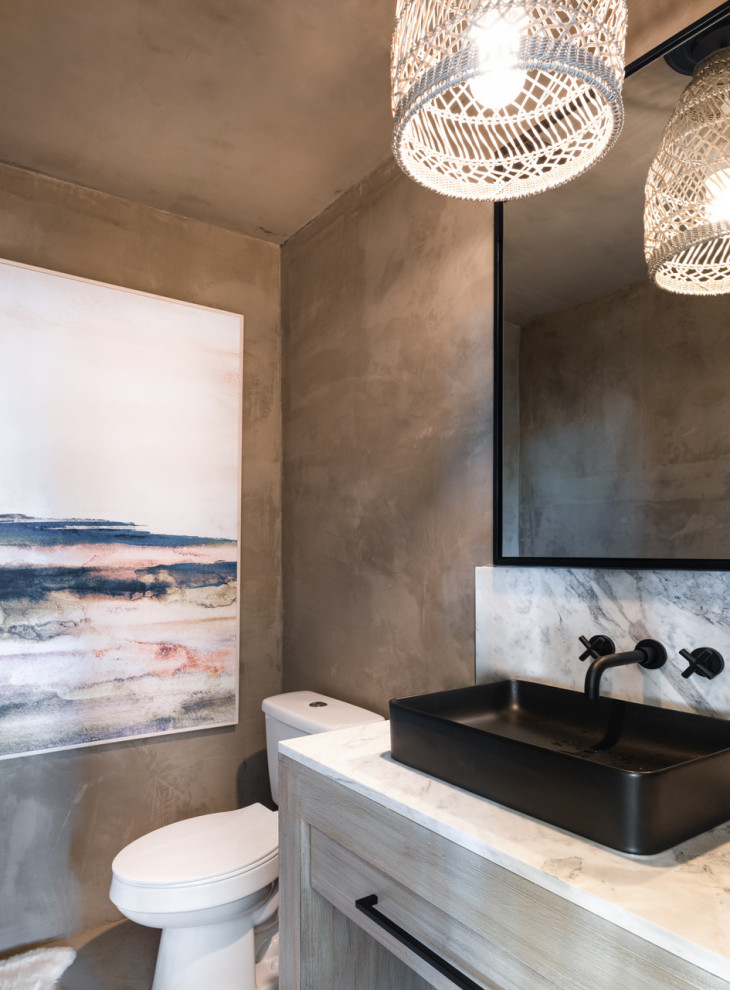 Foto di una stanza da bagno mediterranea con piastrelle grigie, top in granito, top bianco, un lavabo e mobile bagno incassato