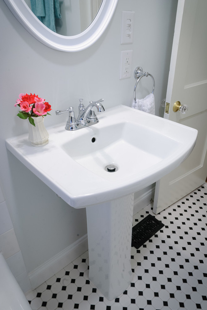 Стильный дизайн: маленькая ванная комната в стиле рустика для на участке и в саду - последний тренд