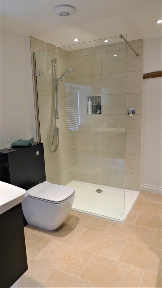 Kleines Modernes Duschbad mit Glasfronten, offener Dusche, Vinylboden und offener Dusche in Oxfordshire