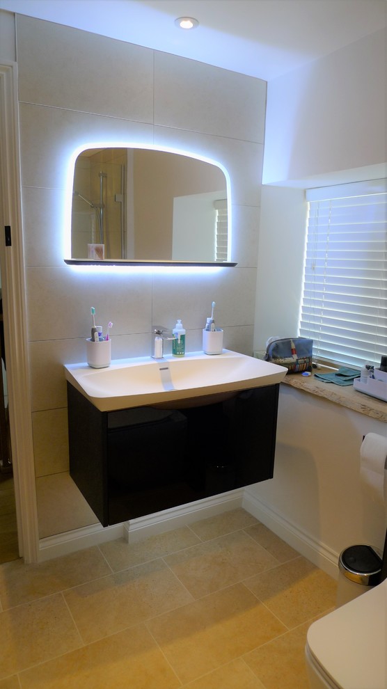 Ispirazione per una piccola stanza da bagno con doccia design con ante di vetro, doccia aperta, pavimento in vinile e doccia aperta