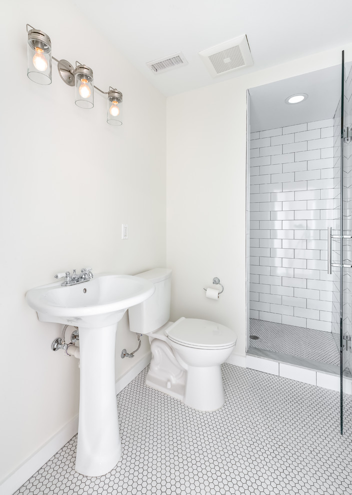 Inspiration för små klassiska badrum med dusch, med en dusch i en alkov, en toalettstol med hel cisternkåpa, vit kakel, tunnelbanekakel, vita väggar, klinkergolv i keramik, ett piedestal handfat, vitt golv och dusch med gångjärnsdörr
