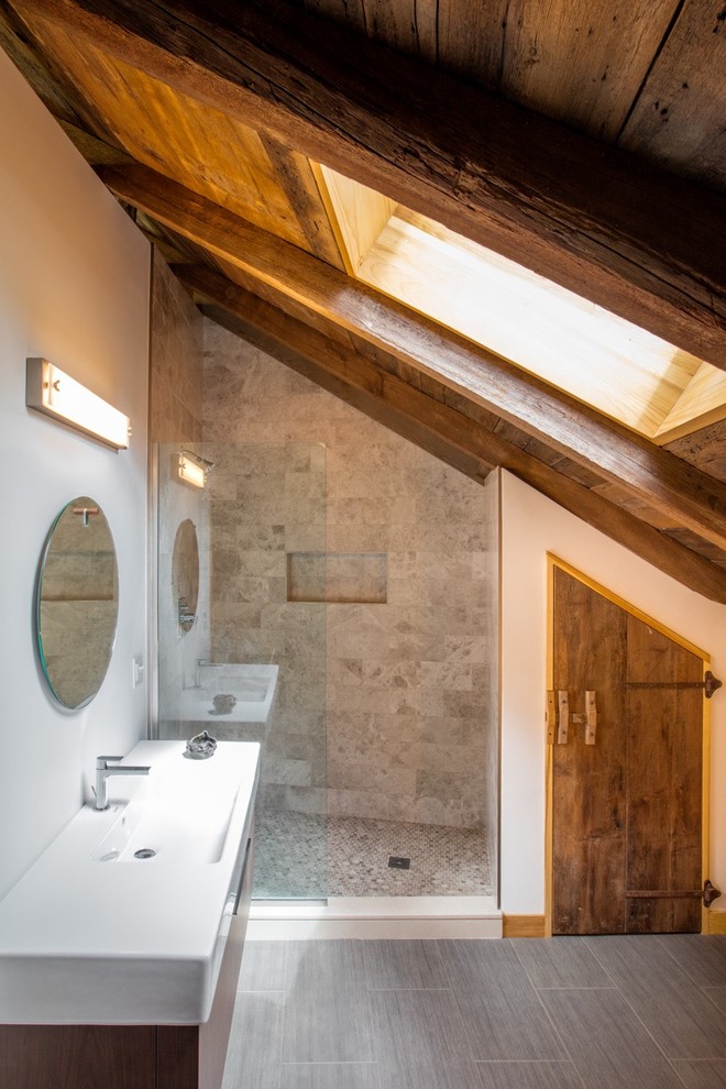 На фото: ванная комната среднего размера в стиле кантри с плоскими фасадами, темными деревянными фасадами, серой плиткой, серыми стенами, монолитной раковиной, открытым душем, керамогранитной плиткой, полом из керамогранита, душевой кабиной и серым полом