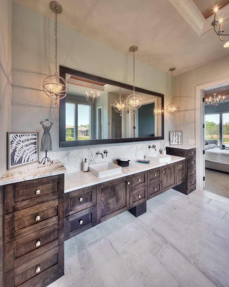 Imagen de cuarto de baño tradicional con lavabo sobreencimera, armarios estilo shaker, puertas de armario de madera en tonos medios y paredes beige
