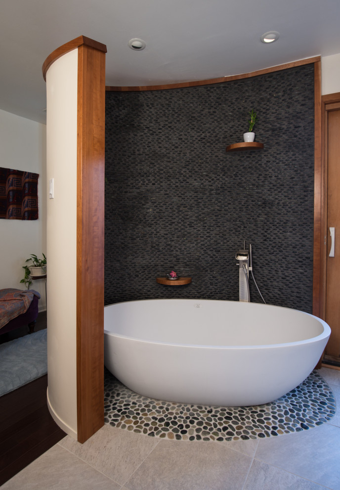 Свежая идея для дизайна: огромная главная ванная комната в стиле модернизм с плоскими фасадами, фасадами цвета дерева среднего тона, отдельно стоящей ванной, открытым душем, унитазом-моноблоком, черной плиткой, галечной плиткой, белыми стенами, полом из керамической плитки, врезной раковиной, столешницей из гранита, серым полом и открытым душем - отличное фото интерьера