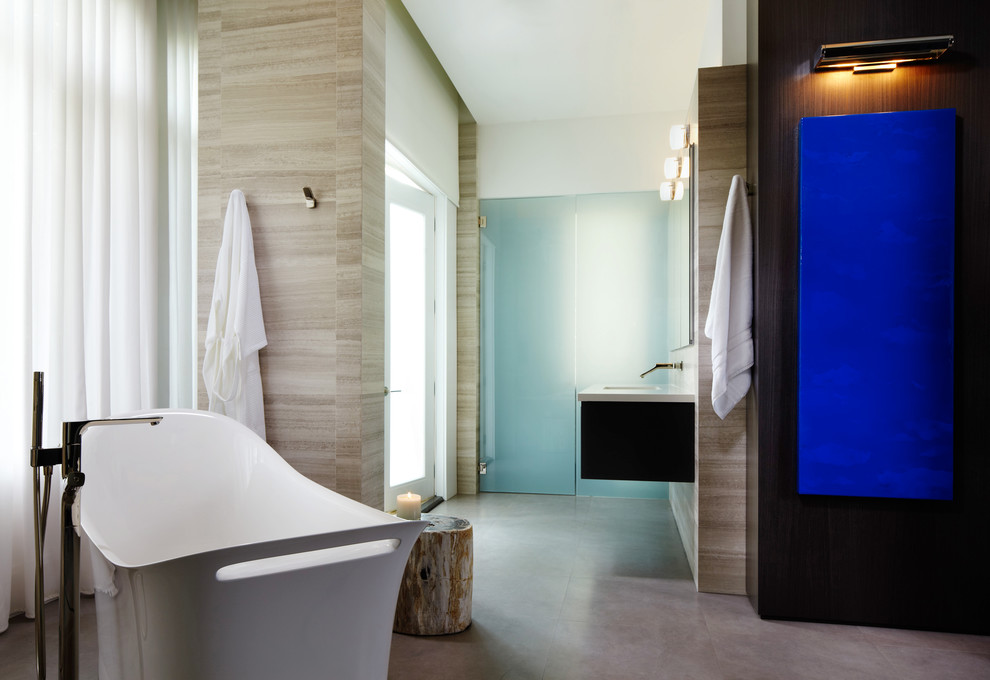 Modernes Badezimmer mit freistehender Badewanne und Steinfliesen in Miami