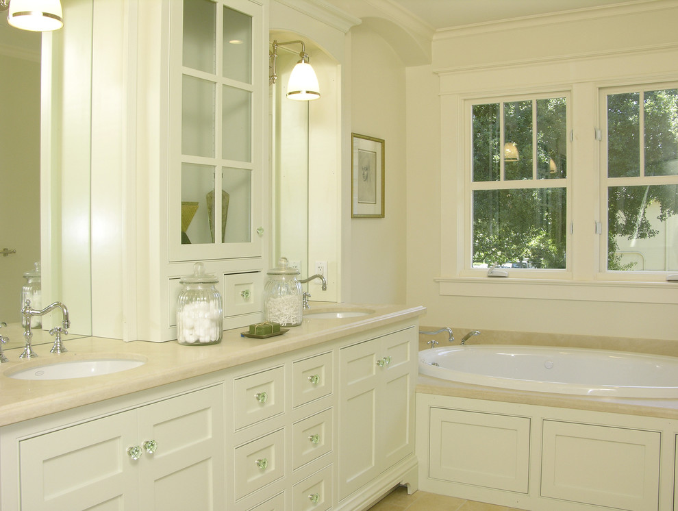 Foto di una stanza da bagno classica di medie dimensioni con lavabo sottopiano, pareti beige, pavimento beige, pavimento con piastrelle in ceramica, top beige e due lavabi