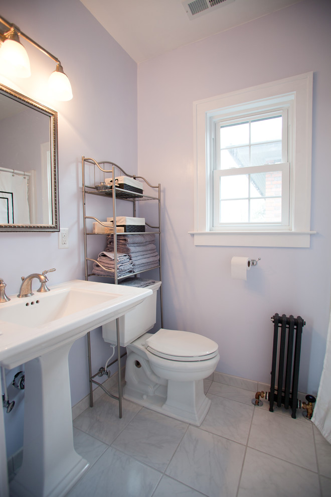 Inspiration för små klassiska badrum, med ett piedestal handfat, ett hörnbadkar, en hörndusch, en toalettstol med hel cisternkåpa, lila väggar och klinkergolv i porslin
