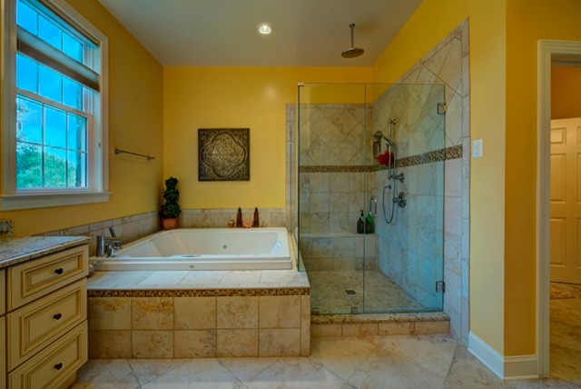 Пример оригинального дизайна: главная ванная комната среднего размера в классическом стиле с врезной раковиной, фасадами с выступающей филенкой, белыми фасадами, столешницей из гранита, угловой ванной, угловым душем, бежевой плиткой, керамогранитной плиткой, желтыми стенами и полом из керамогранита