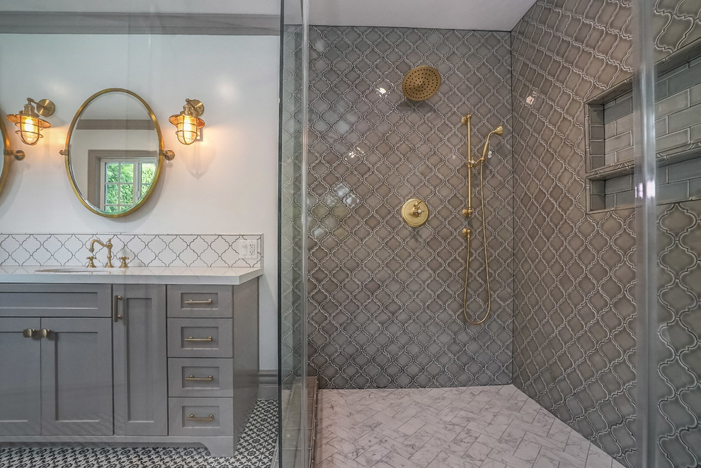 Пример оригинального дизайна: большая главная ванная комната в стиле ретро с фасадами в стиле шейкер, серыми фасадами, ванной на ножках, угловым душем, унитазом-моноблоком, разноцветной плиткой, керамической плиткой, белыми стенами, полом из керамической плитки, врезной раковиной, столешницей из искусственного кварца, разноцветным полом и душем с распашными дверями