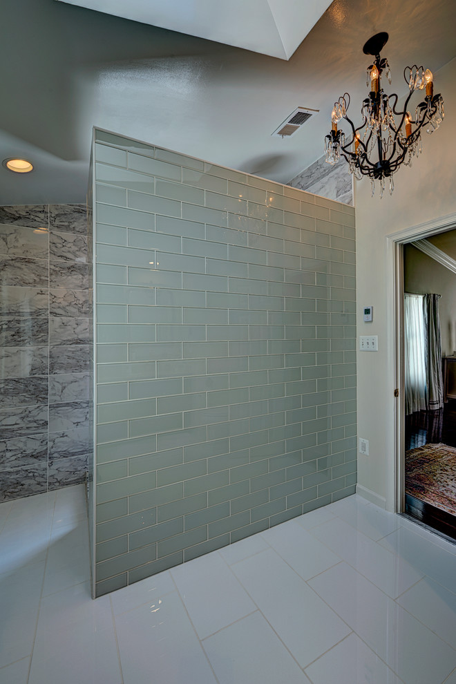 На фото: главная ванная комната среднего размера в средиземноморском стиле с врезной раковиной, открытым душем, белой плиткой, плиткой кабанчик, бежевыми стенами и полом из керамогранита