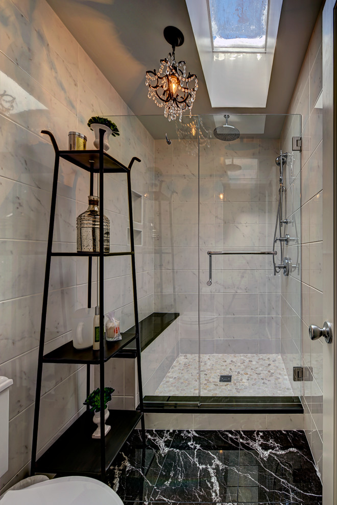 Foto på ett mellanstort medelhavsstil badrum, med ett undermonterad handfat, en dusch i en alkov, en toalettstol med hel cisternkåpa, vit kakel, porslinskakel, vita väggar och marmorgolv