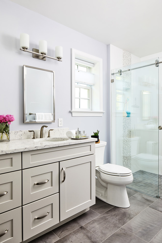 Ejemplo de cuarto de baño principal tradicional renovado de tamaño medio con ducha a ras de suelo, baldosas y/o azulejos blancos, suelo gris y ducha con puerta corredera