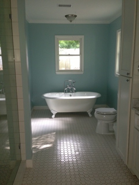 На фото: главная ванная комната среднего размера в классическом стиле с фасадами в стиле шейкер, белыми фасадами, отдельно стоящей ванной, душем в нише, раздельным унитазом, синими стенами, полом из мозаичной плитки, врезной раковиной и столешницей из кварцита с