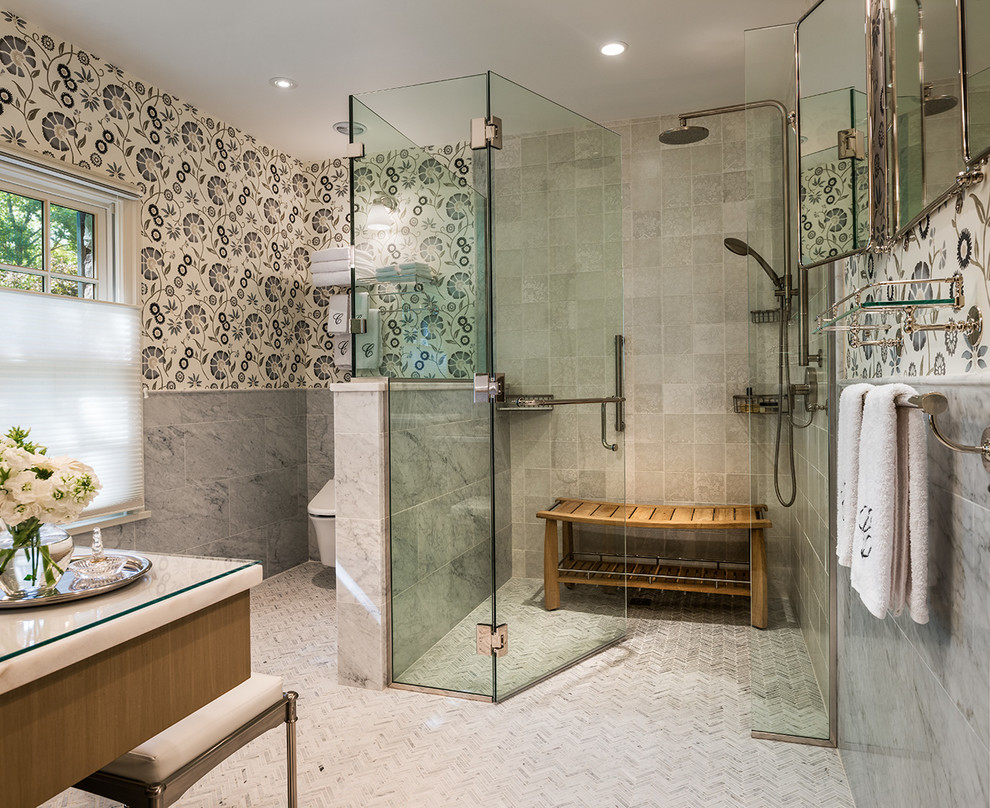 Idéer för stora vintage badrum med dusch, med en kantlös dusch, en vägghängd toalettstol, grå kakel, grå väggar, bänkskiva i glas, luckor med infälld panel, skåp i mellenmörkt trä, porslinskakel, klinkergolv i porslin, ett undermonterad handfat, dusch med gångjärnsdörr och grått golv