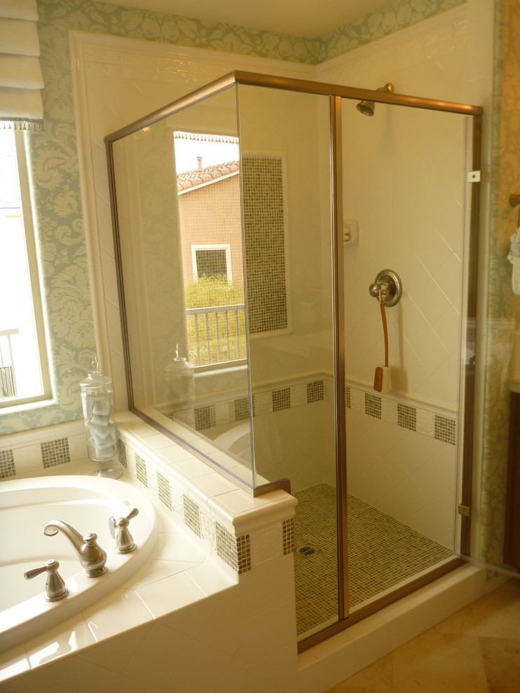 Inspiration pour une grande salle de bain principale traditionnelle avec une baignoire posée, un combiné douche/baignoire, un carrelage vert, des carreaux de céramique, un mur vert et un sol en carrelage de porcelaine.
