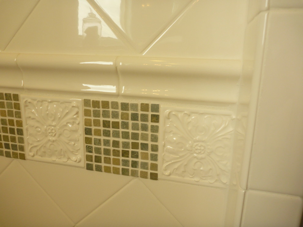 Ispirazione per una stanza da bagno classica con piastrelle verdi