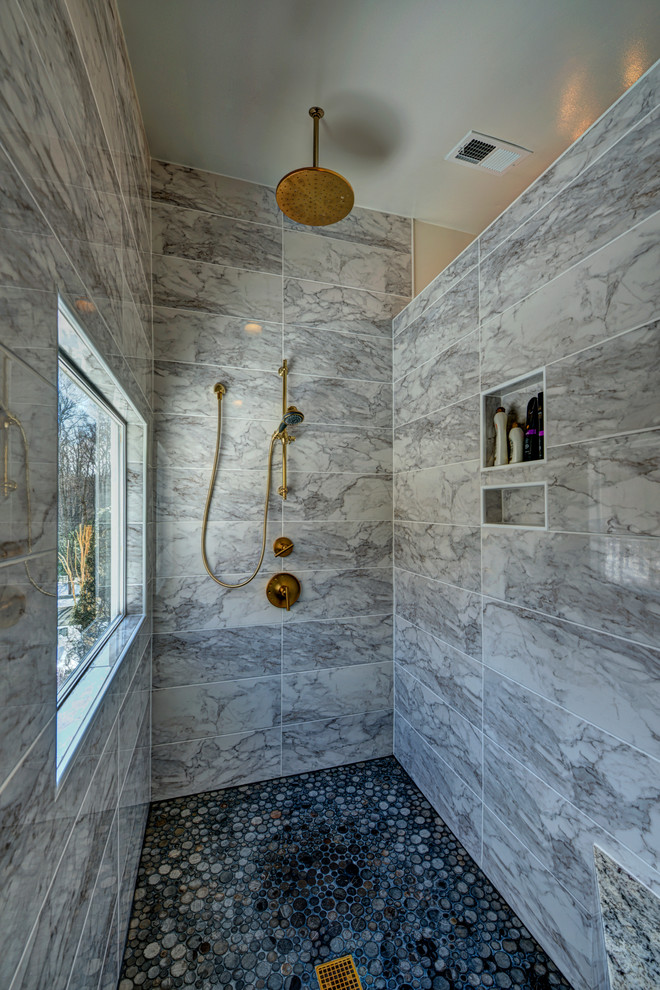 На фото: главная ванная комната среднего размера с душем в нише