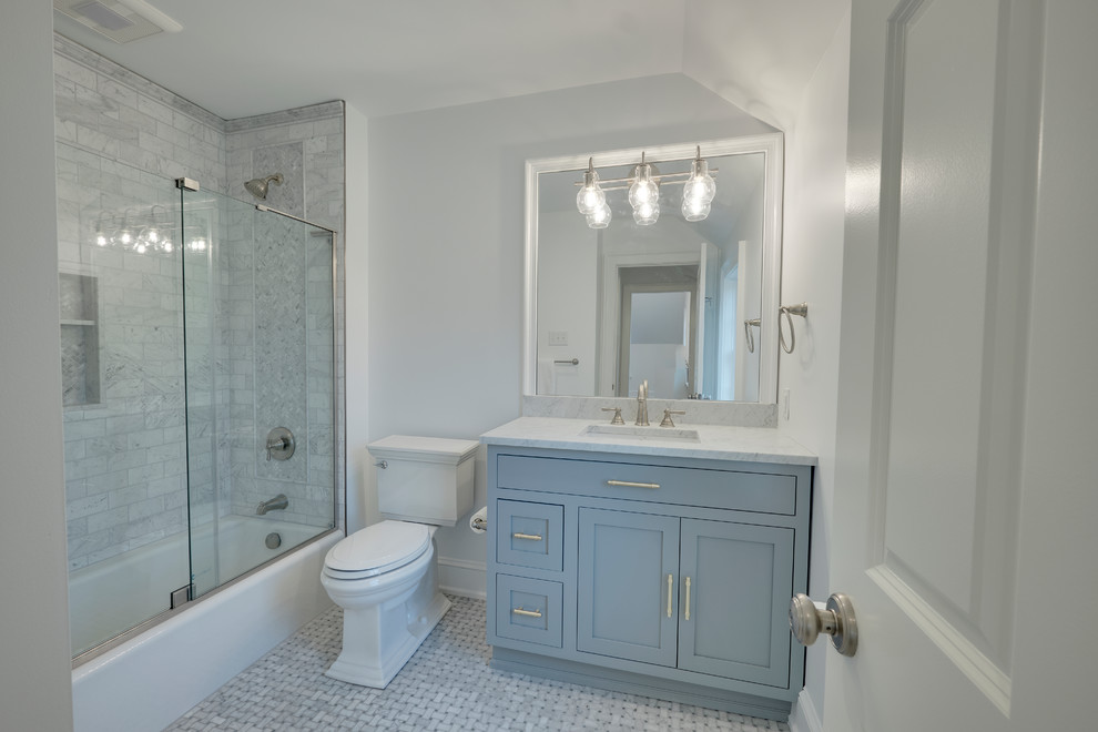 Идея дизайна: маленькая детская ванная комната в стиле неоклассика (современная классика) с плоскими фасадами, серыми фасадами, накладной ванной, угловым душем, унитазом-моноблоком, разноцветной плиткой, мраморной плиткой, белыми стенами, мраморным полом, мраморной столешницей, разноцветным полом и душем с раздвижными дверями для на участке и в саду