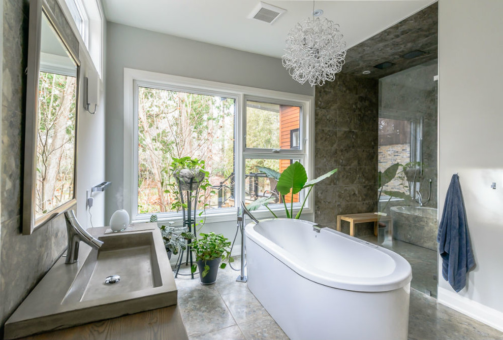 Immagine di una stanza da bagno padronale minimalista con vasca freestanding, doccia a filo pavimento e pavimento con piastrelle in ceramica