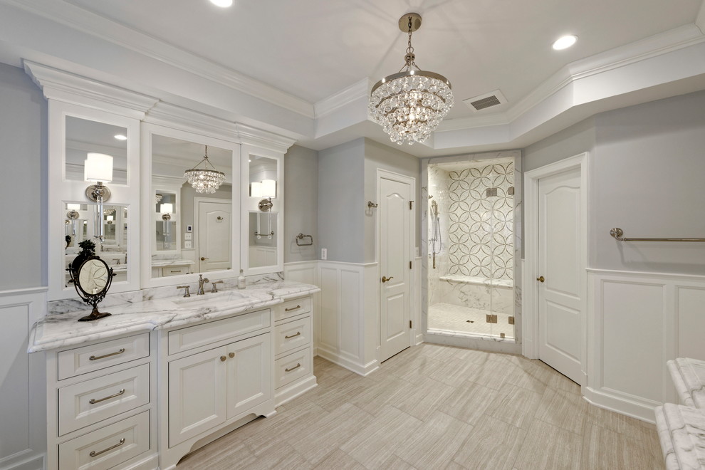Пример оригинального дизайна: большая главная ванная комната в классическом стиле с фасадами в стиле шейкер, белыми фасадами, отдельно стоящей ванной, серыми стенами, полом из керамогранита, врезной раковиной, мраморной столешницей, серым полом и серой столешницей