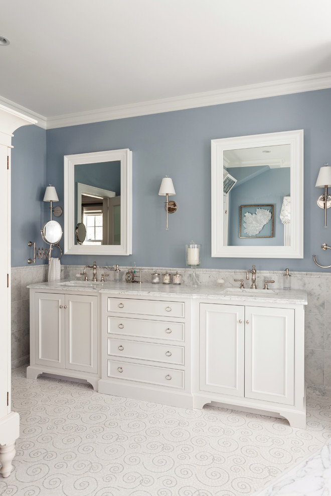 Cette photo montre une grande salle de bain principale chic avec un lavabo encastré, un placard à porte affleurante, des portes de placard blanches, un plan de toilette en marbre, un carrelage blanc, mosaïque, un mur bleu et un sol en carrelage de terre cuite.