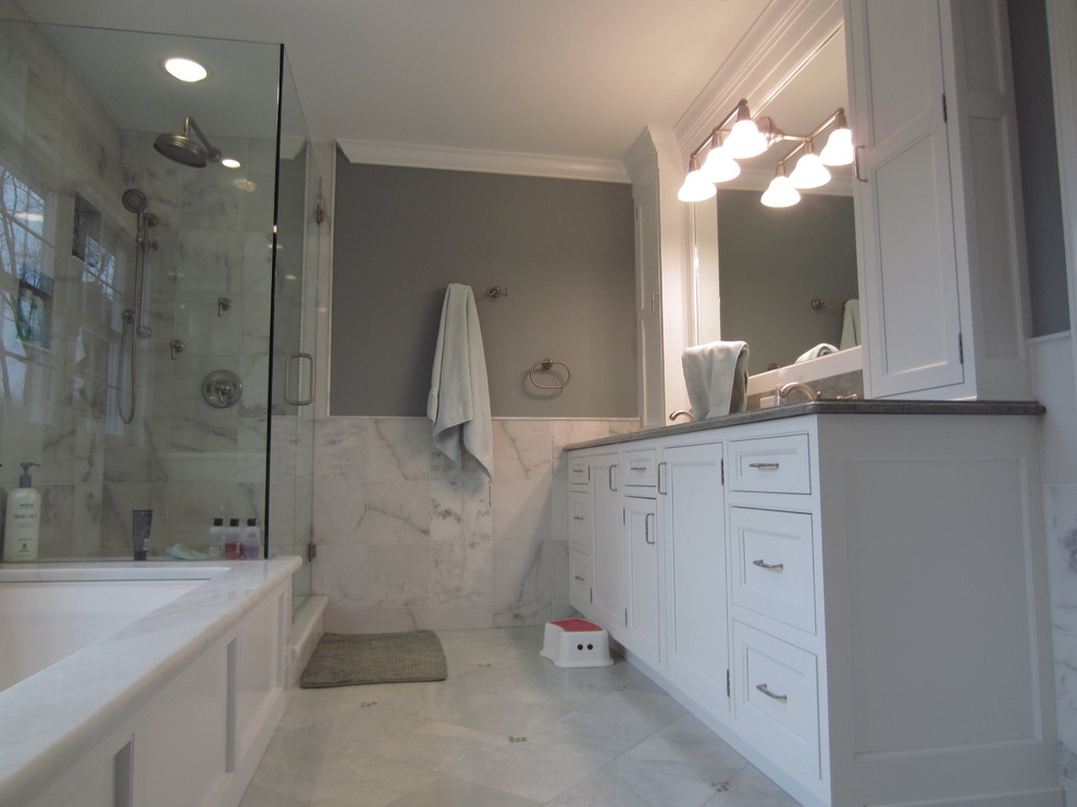 Inspiration för stora klassiska en-suite badrum, med luckor med profilerade fronter, vita skåp, ett undermonterat badkar, en hörndusch, vit kakel, stenkakel, grå väggar, marmorgolv, ett undermonterad handfat och bänkskiva i kvarts