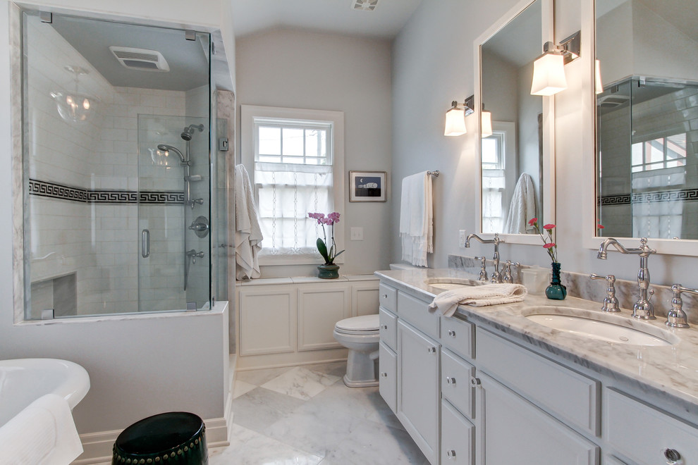 Idee per una stanza da bagno classica con pareti grigie e top in marmo
