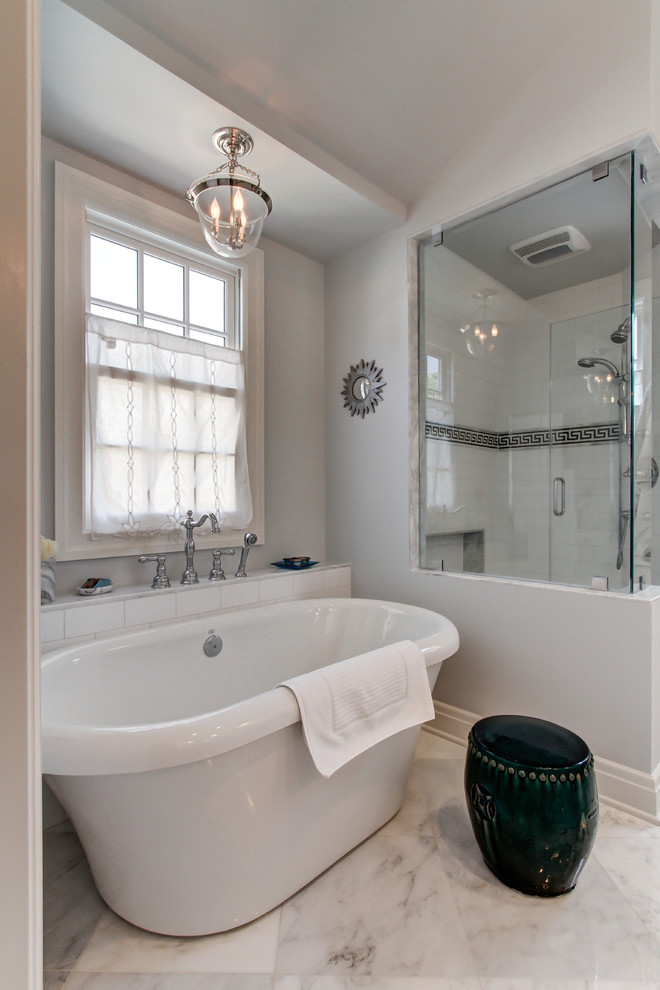 Klassisches Badezimmer En Suite mit freistehender Badewanne und grauer Wandfarbe in Nashville