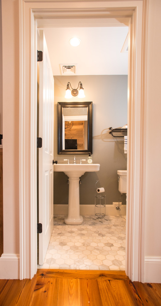 Foto de cuarto de baño clásico renovado grande con baldosas y/o azulejos blancos, baldosas y/o azulejos de piedra, suelo de mármol y lavabo con pedestal