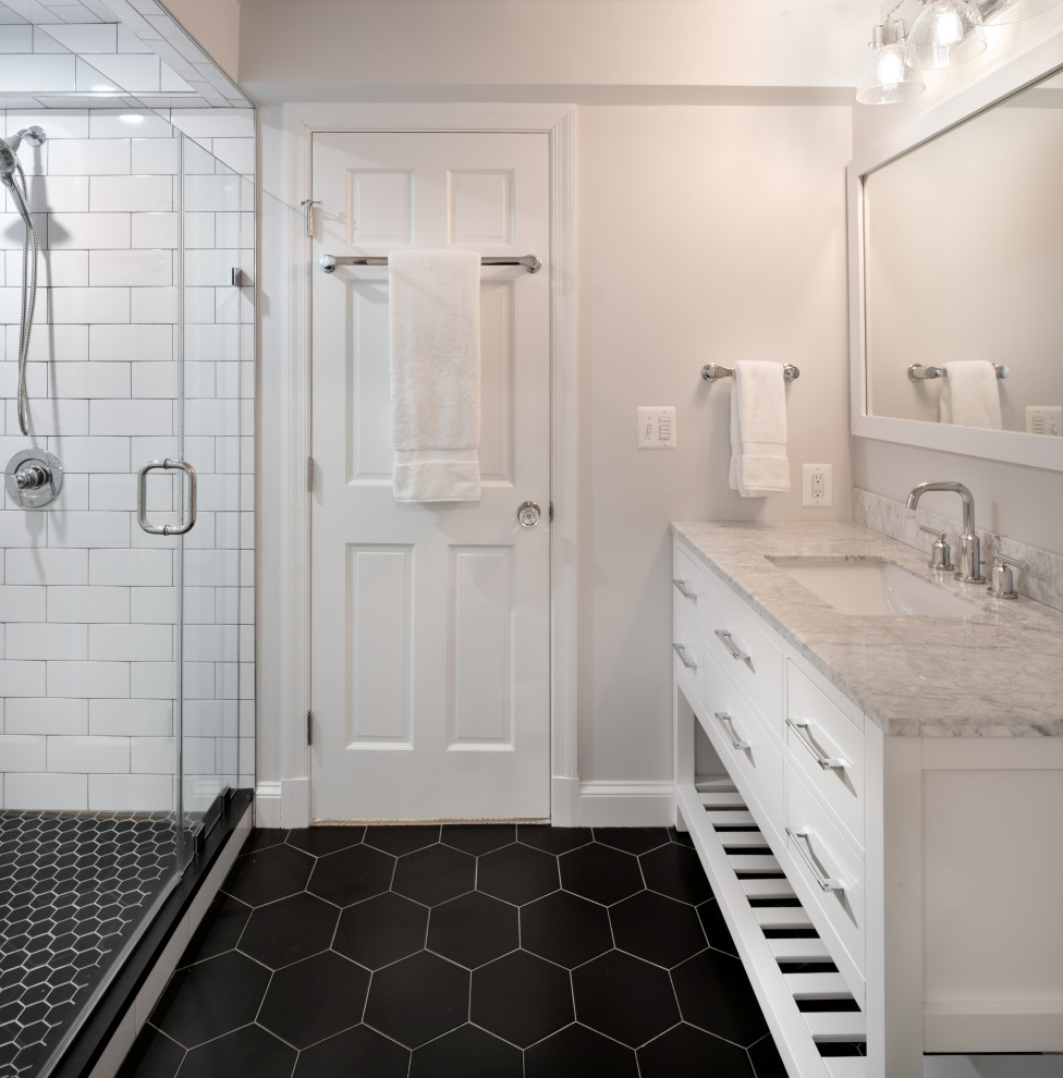 Inredning av ett klassiskt mellanstort grå grått badrum, med möbel-liknande, vita skåp, en dusch i en alkov, grå kakel, keramikplattor, vita väggar, klinkergolv i keramik, ett undermonterad handfat, bänkskiva i kvarts, svart golv och dusch med gångjärnsdörr