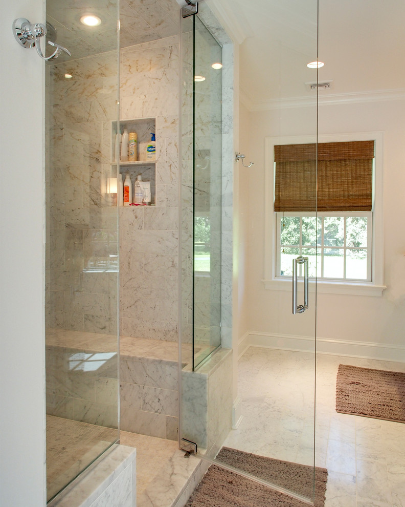 Idéer för att renovera ett mellanstort funkis en-suite badrum, med en dusch i en alkov, vit kakel, vita väggar och marmorgolv
