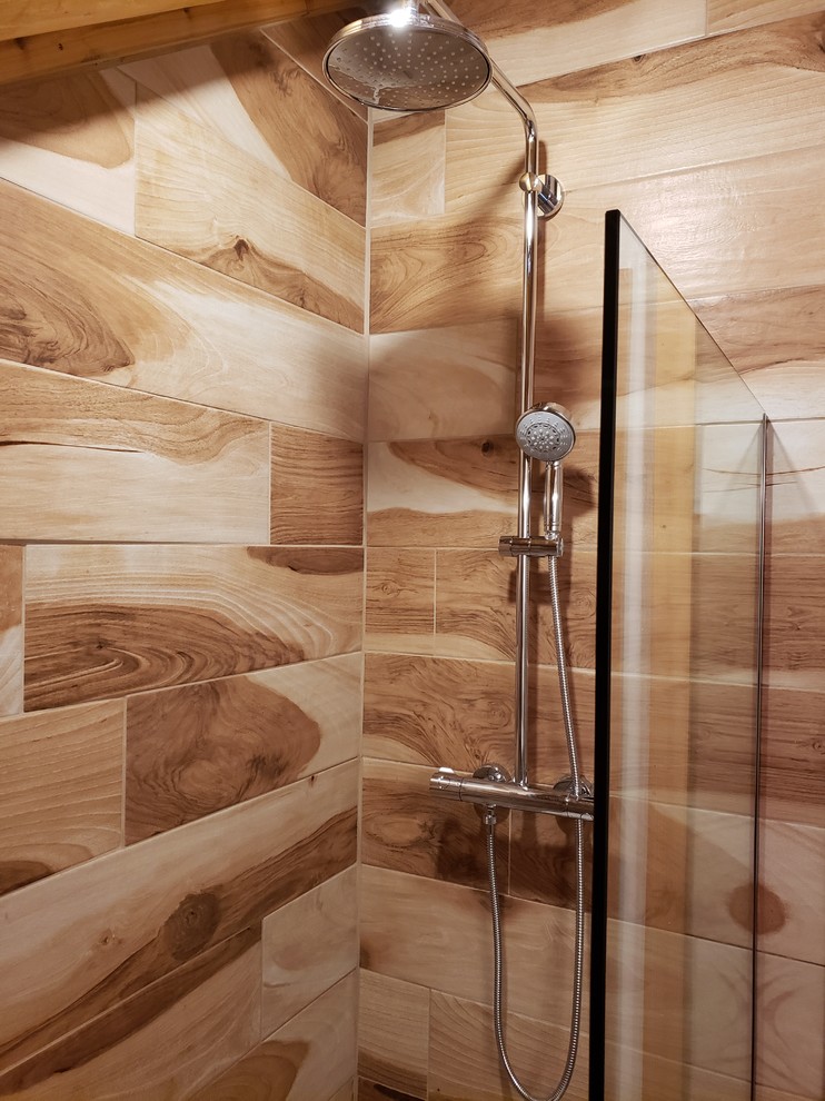 Rustik inredning av ett mellanstort vit vitt badrum med dusch, med släta luckor, svarta skåp, en dusch i en alkov, vita väggar, vinylgolv, ett integrerad handfat, bänkskiva i kvarts, brunt golv och med dusch som är öppen