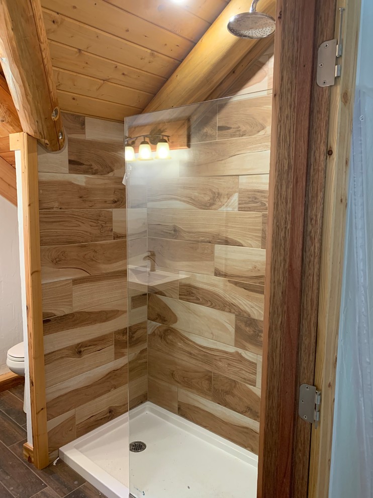 Exempel på ett mellanstort rustikt vit vitt badrum med dusch, med släta luckor, svarta skåp, en dusch i en alkov, vinylgolv, ett integrerad handfat, bänkskiva i kvarts, brunt golv, med dusch som är öppen och vita väggar