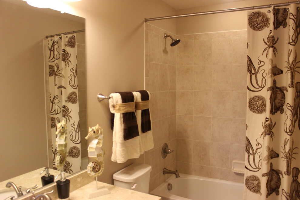 Idee per una stanza da bagno stile marino con piastrelle beige e pareti beige