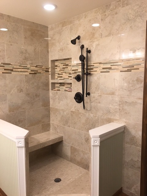 Пример оригинального дизайна: большая главная ванная комната в классическом стиле с фасадами с выступающей филенкой, белыми фасадами, отдельно стоящей ванной, угловым душем, серой плиткой, керамогранитной плиткой, серыми стенами, полом из керамогранита, врезной раковиной, столешницей из гранита, серым полом и открытым душем