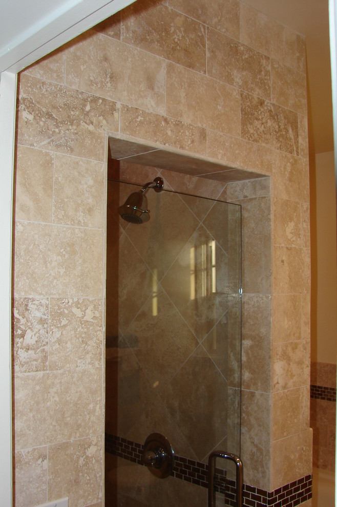 Foto di una stanza da bagno con doccia classica di medie dimensioni con piastrelle in gres porcellanato e pavimento in travertino