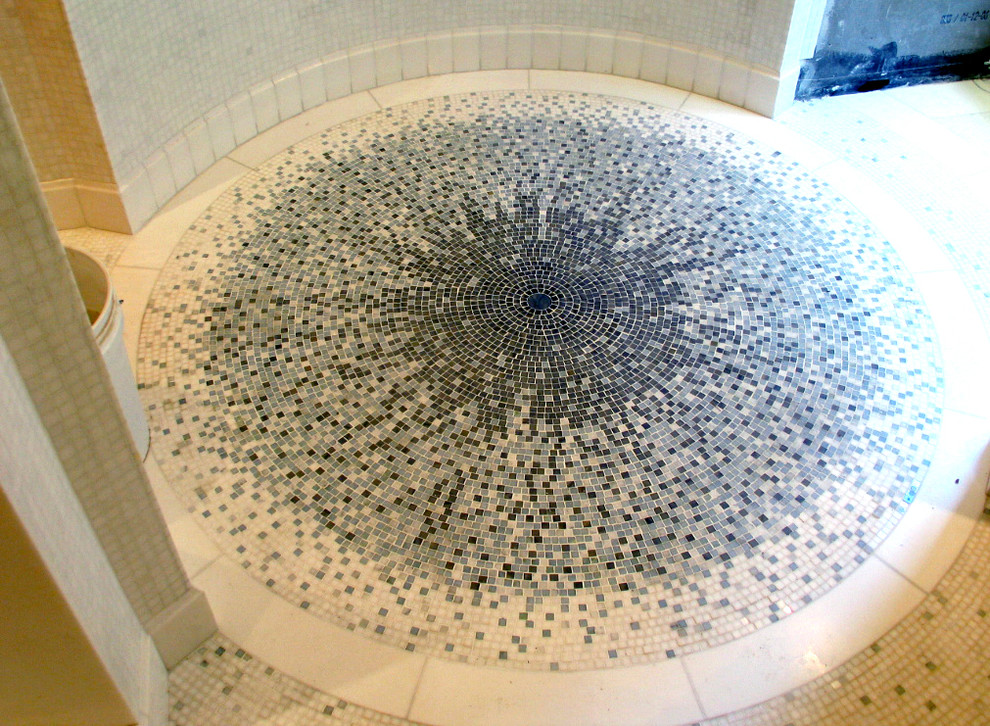Immagine di una stanza da bagno design con piastrelle bianche, piastrelle a mosaico, pareti bianche, pavimento con piastrelle a mosaico e pavimento multicolore