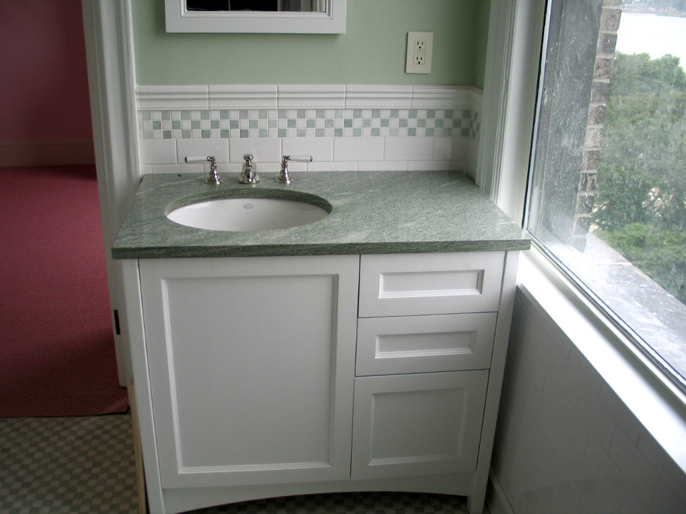 На фото: ванная комната среднего размера в классическом стиле с фасадами в стиле шейкер, белыми фасадами, унитазом-моноблоком, зеленой плиткой, белой плиткой, керамогранитной плиткой, зелеными стенами, полом из мозаичной плитки, душевой кабиной, врезной раковиной, мраморной столешницей и разноцветным полом