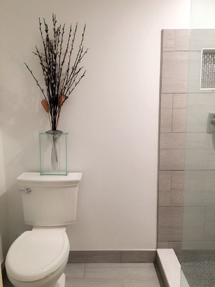 Пример оригинального дизайна: ванная комната среднего размера в стиле неоклассика (современная классика) с раздельным унитазом, керамогранитной плиткой, бежевыми стенами, полом из керамогранита, бежевым полом, душем в нише, бежевой плиткой, коричневой плиткой и открытым душем